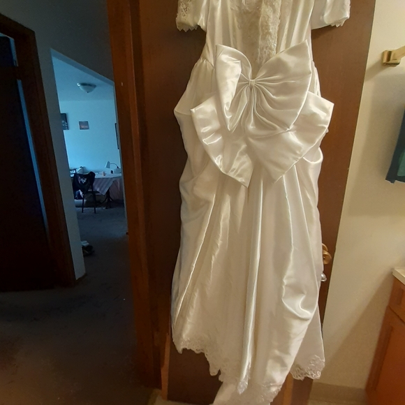 Pearl beaded wedding dress with  8 inch long train - Picture 4 of 4